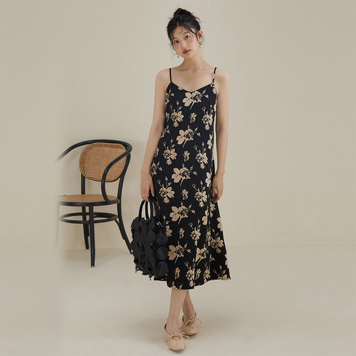 2026夏季薄款宽松法式碎花连衣裙女气质高级感雪纺度假中长裙