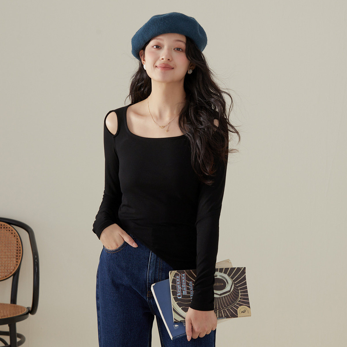 法式露肩镂空上衣女士设计感修身2025秋冬打底长袖不规则t恤