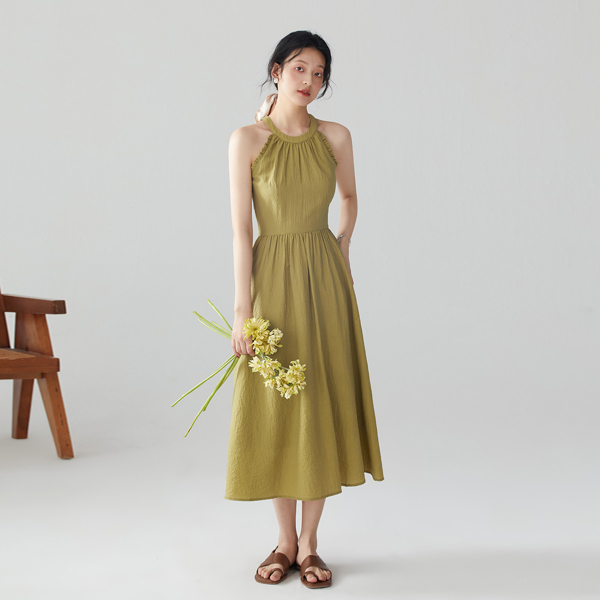 one more法式挂脖连衣裙女2026夏季新款高级感收腰裙三亚