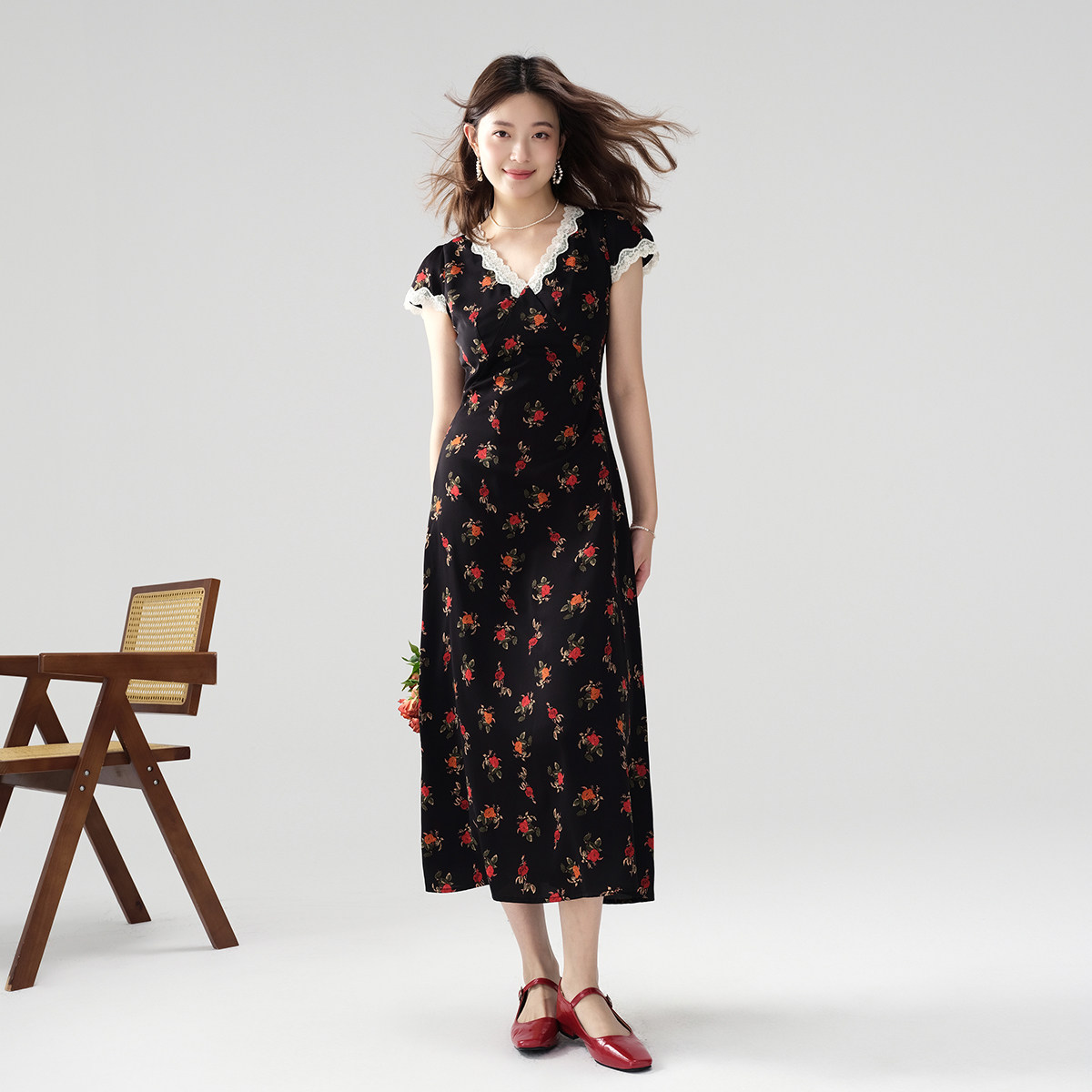 夏季裙子短袖拼接蕾丝连衣裙女气质高级感a字长裙修身法式碎花裙