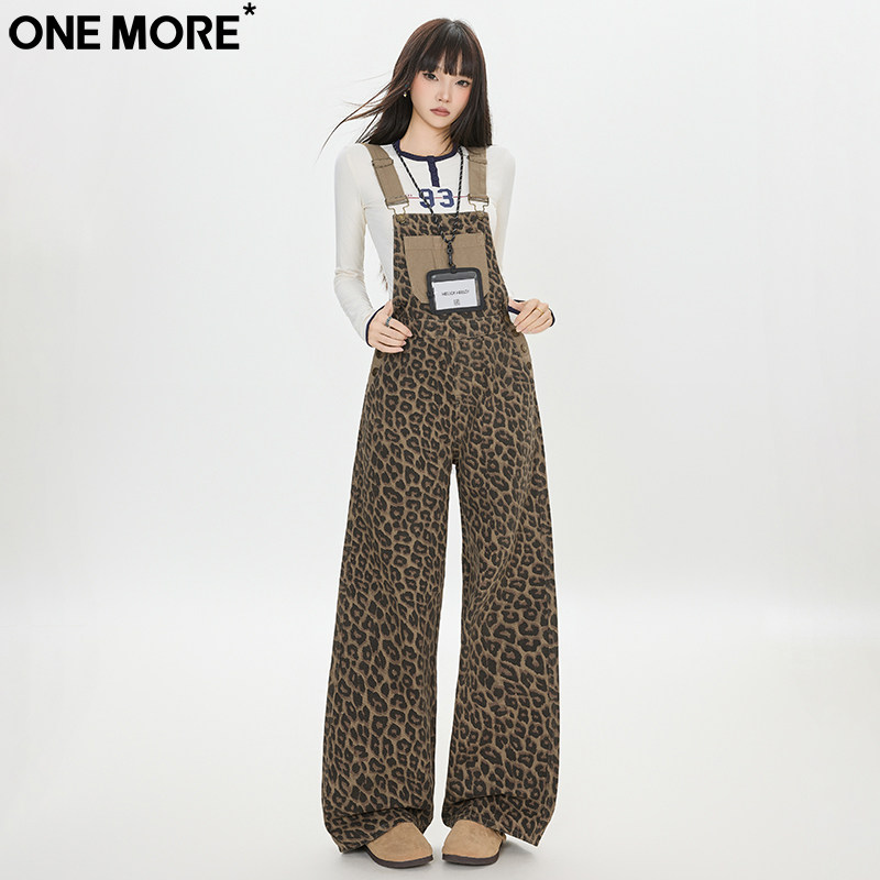One More休闲潮流豹纹背带牛仔裤女秋季新款直筒宽松阔腿背带