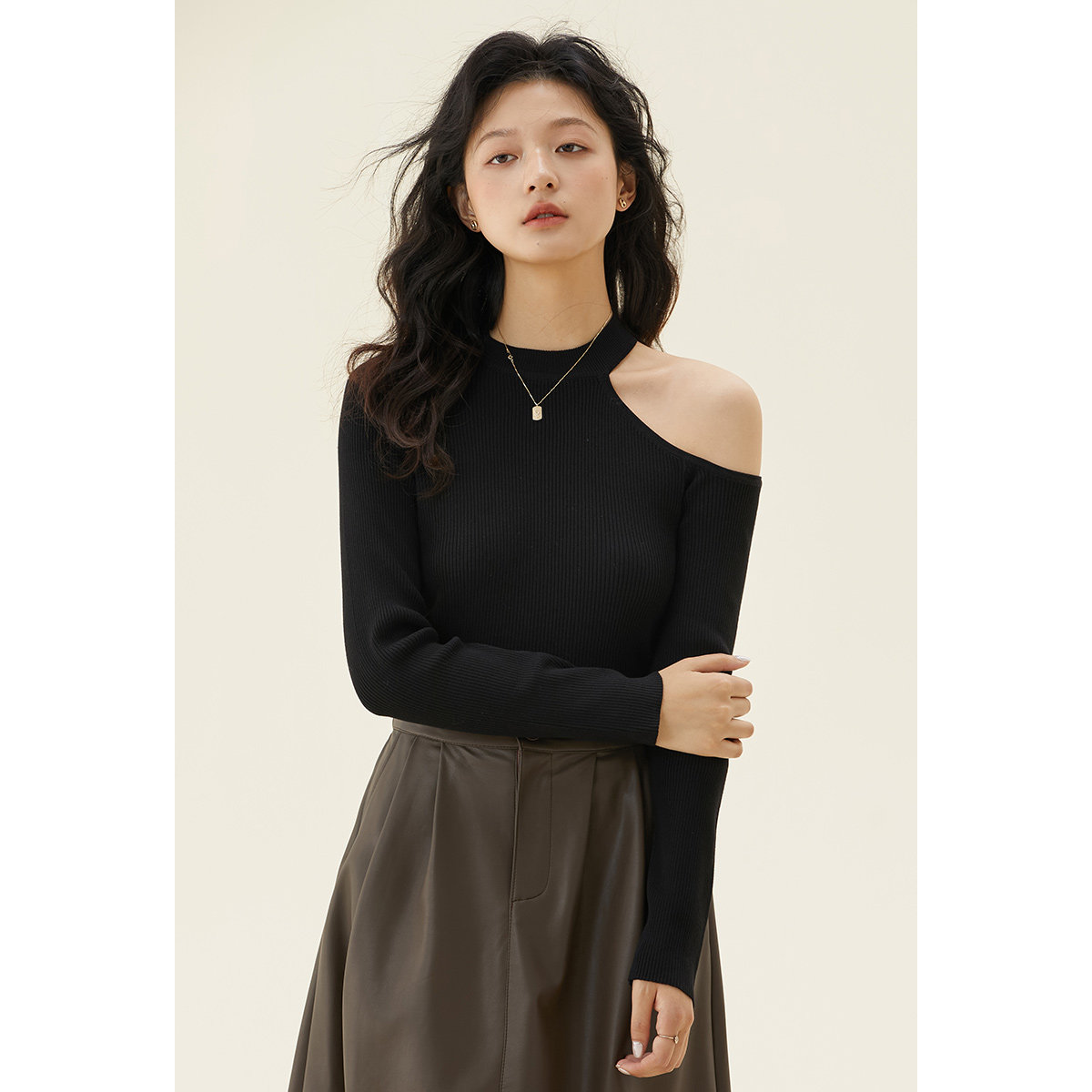 one more2025冬季设计感露肩长袖针织打底衫显瘦外穿毛衣