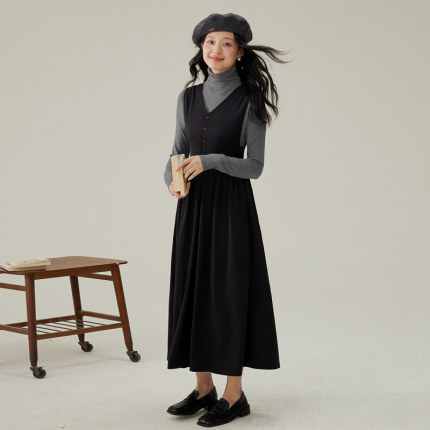 one more2025冬季新款法式背心裙v领吊带连衣裙女气质高级感长裙