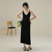 one more2025年夏季 小黑裙吊带连衣裙女高级感年会礼服打底针织裙