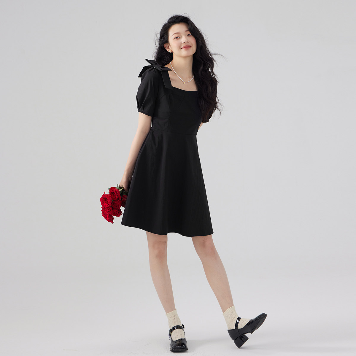 one more小个子赫本风小黑裙法式方领连衣裙女2025新款高
