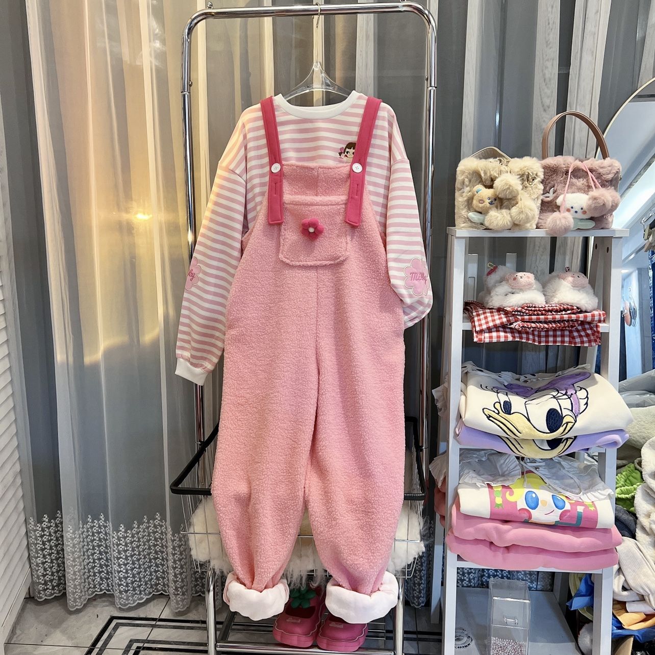 特大码2-300斤胖m毛茸茸可爱甜美软糯立体花朵羊羔毛加绒背带裤女