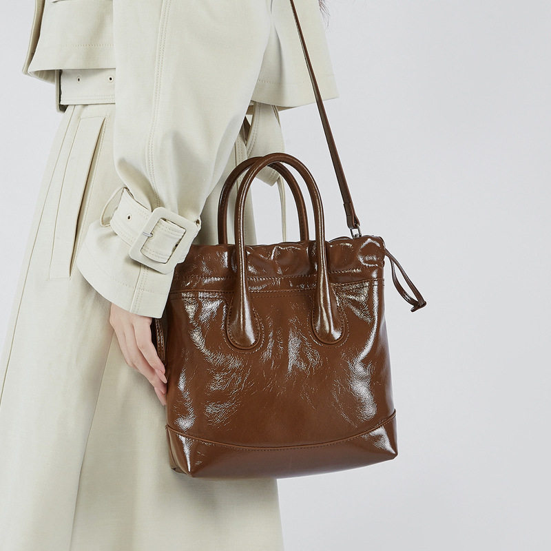 2026新款真皮水桶包女bags头层牛皮抽带斜挎包都市简约手机袋