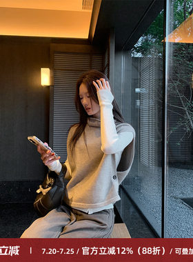 燕麦色高领叠穿针织马甲女纽扣