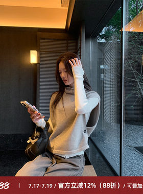 燕麦色高领叠穿针织马甲女纽扣