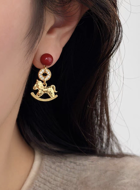 【2026新品】马上有钱红色小马耳环轻奢贵气小众高级新年过年耳饰