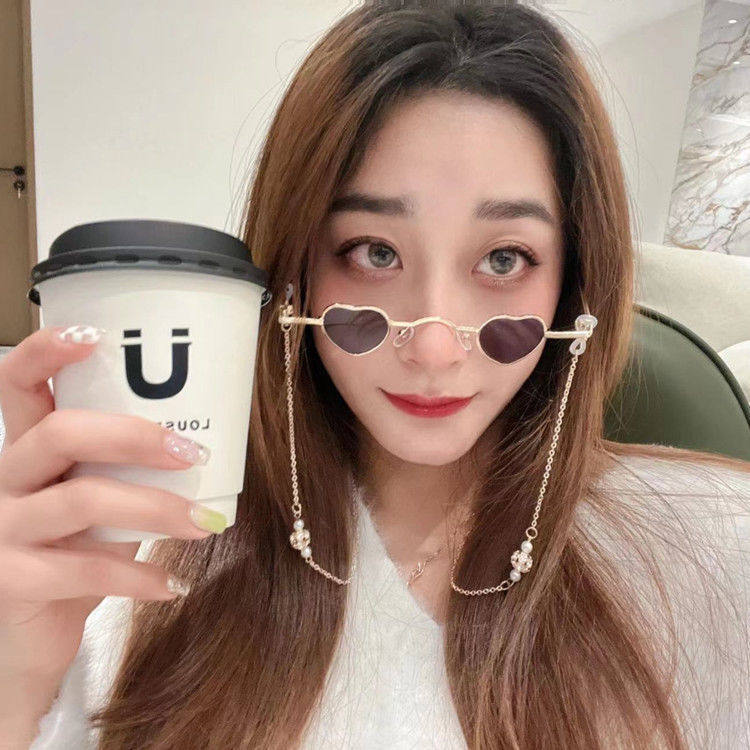 复古心形眼镜带链条超小框爱心墨镜女ins街拍韩版潮流太阳镜搞怪
