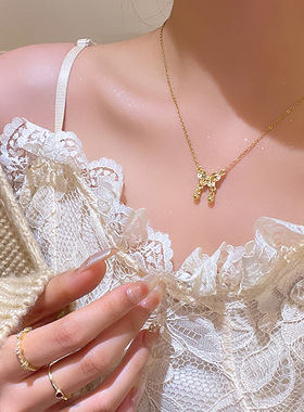 搜搜轻奢小众高级感蝴蝶吊坠钛钢项链女在逃公主同款百搭气质