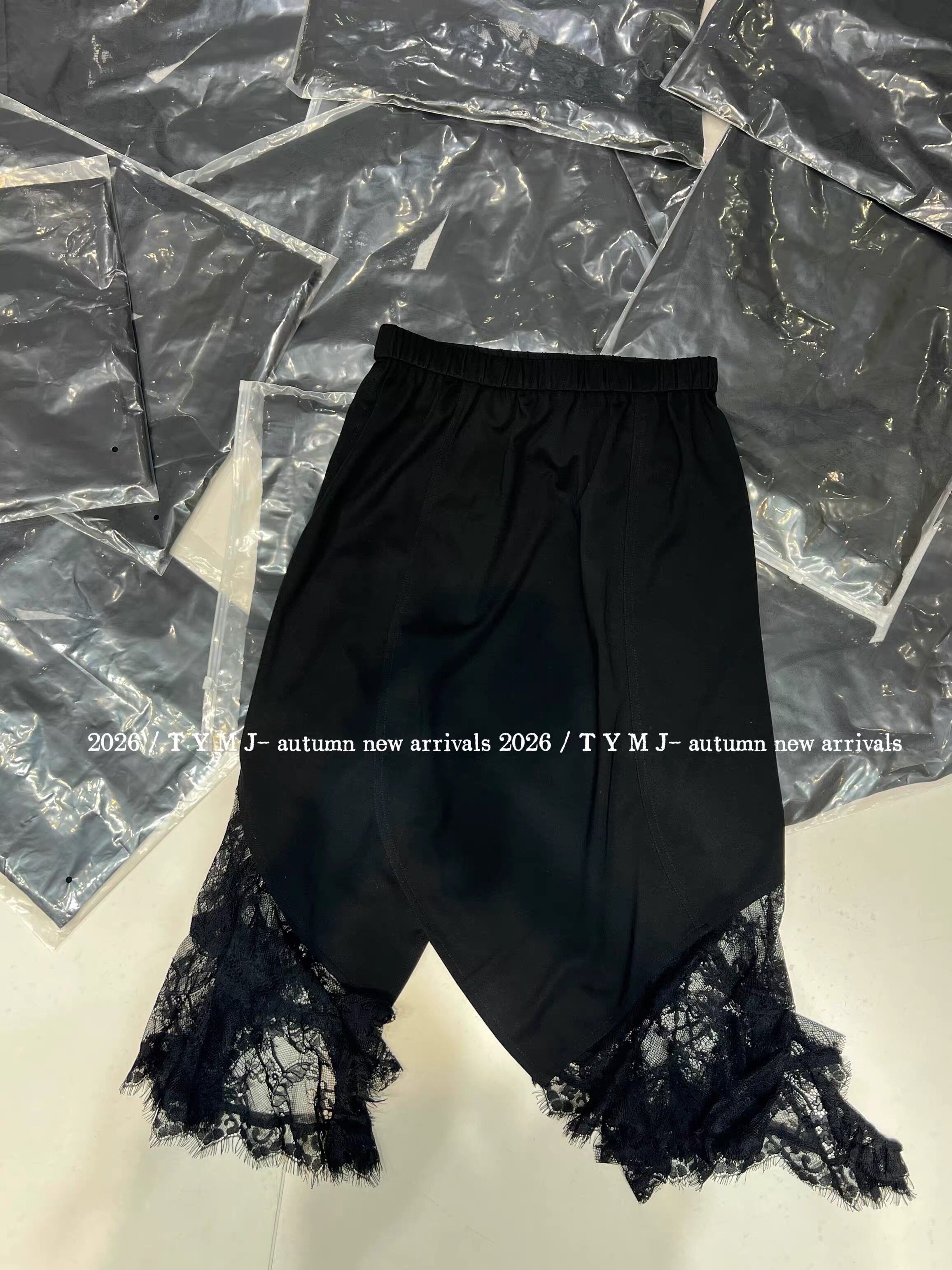 欧洲站2026春季新款女时尚设计感蕾丝拼接不规则松紧腰中长半身裙