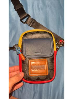 Coach蔻驰小斜挎包，灰色配黄边设计，配黑色肩带。经典lo