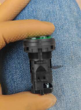 这日本和泉（IDEC）品牌的HW1P-1QQG型号指示灯，属