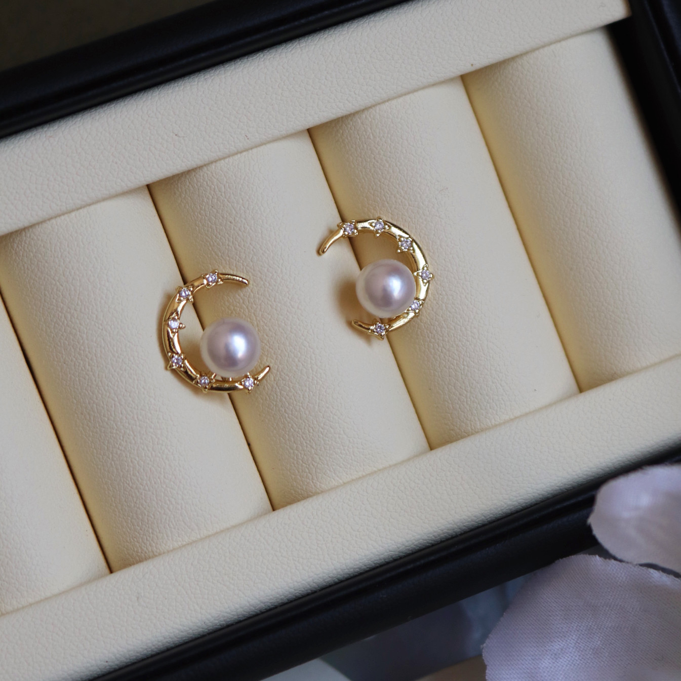 月亮星星月牙天然淡水珠耳钉小灯泡高级感2025年新款简约耳环银针