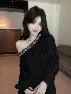 辣妹重工镶钻斜肩缎面衬衫女早春季高级感内搭打底衫气质上衣钉珠