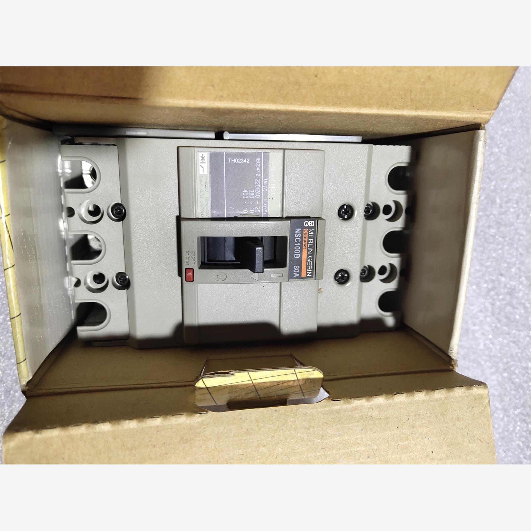 施耐德塑壳断路器NSC100B