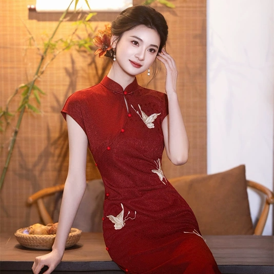 改良旗袍2026新款订婚敬酒服新中式刺绣收腰显瘦日常可穿连衣裙