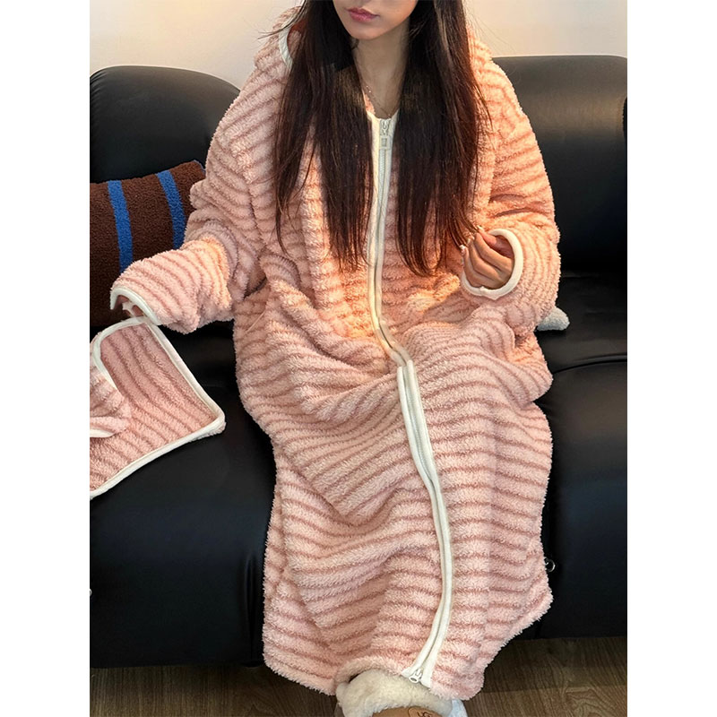 韩系简约粉色条纹珊瑚绒女士