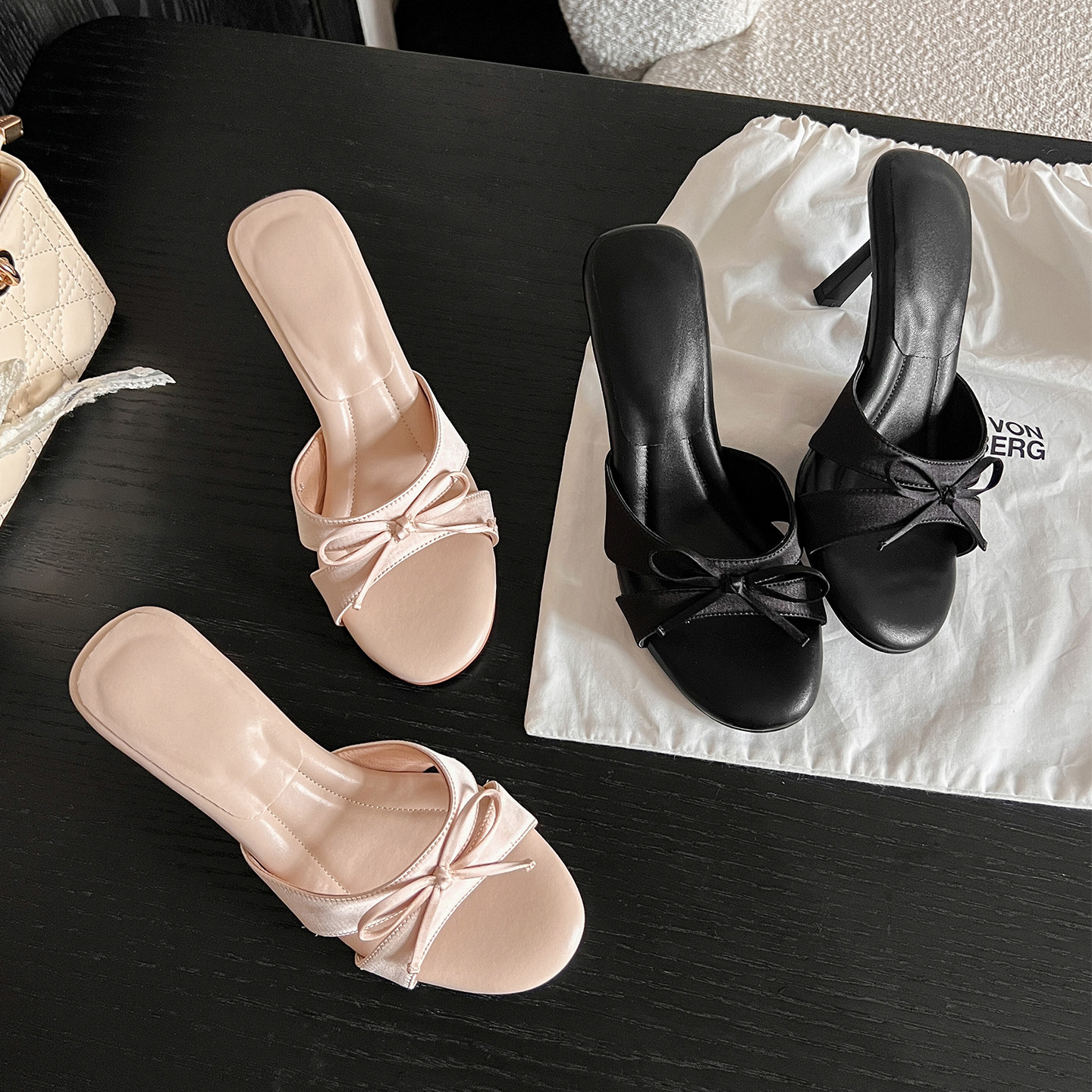 圆圆妈2026夏季真丝缎面蝴蝶结羊皮垫绑带一字拖女细高跟露趾凉拖