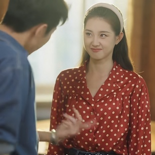 原版东北爱情往事闪婚玫瑰郭宇欣杨春融同款衬衫红色V领波点衬衣