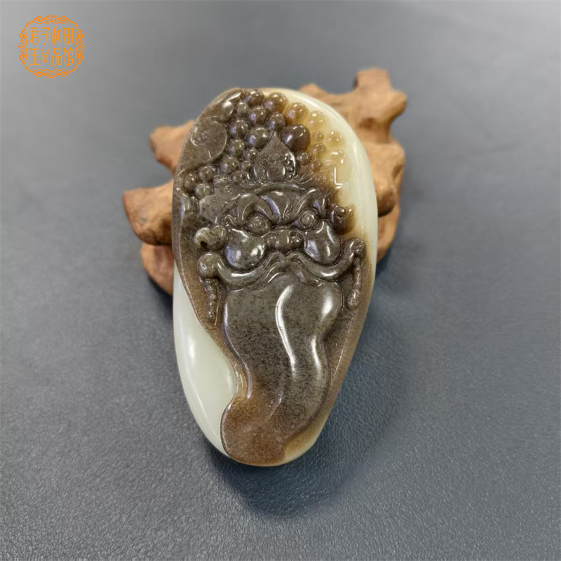 俄籽料钟馗（zhongkui）手把件黑皮白玉质感浑厚老熟带证书手玩件