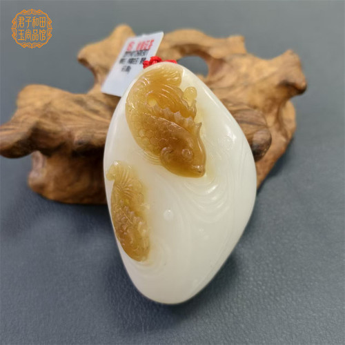 [糖羊脂白玉年年有余吊坠]天然新疆和田玉且末料金鱼挂件