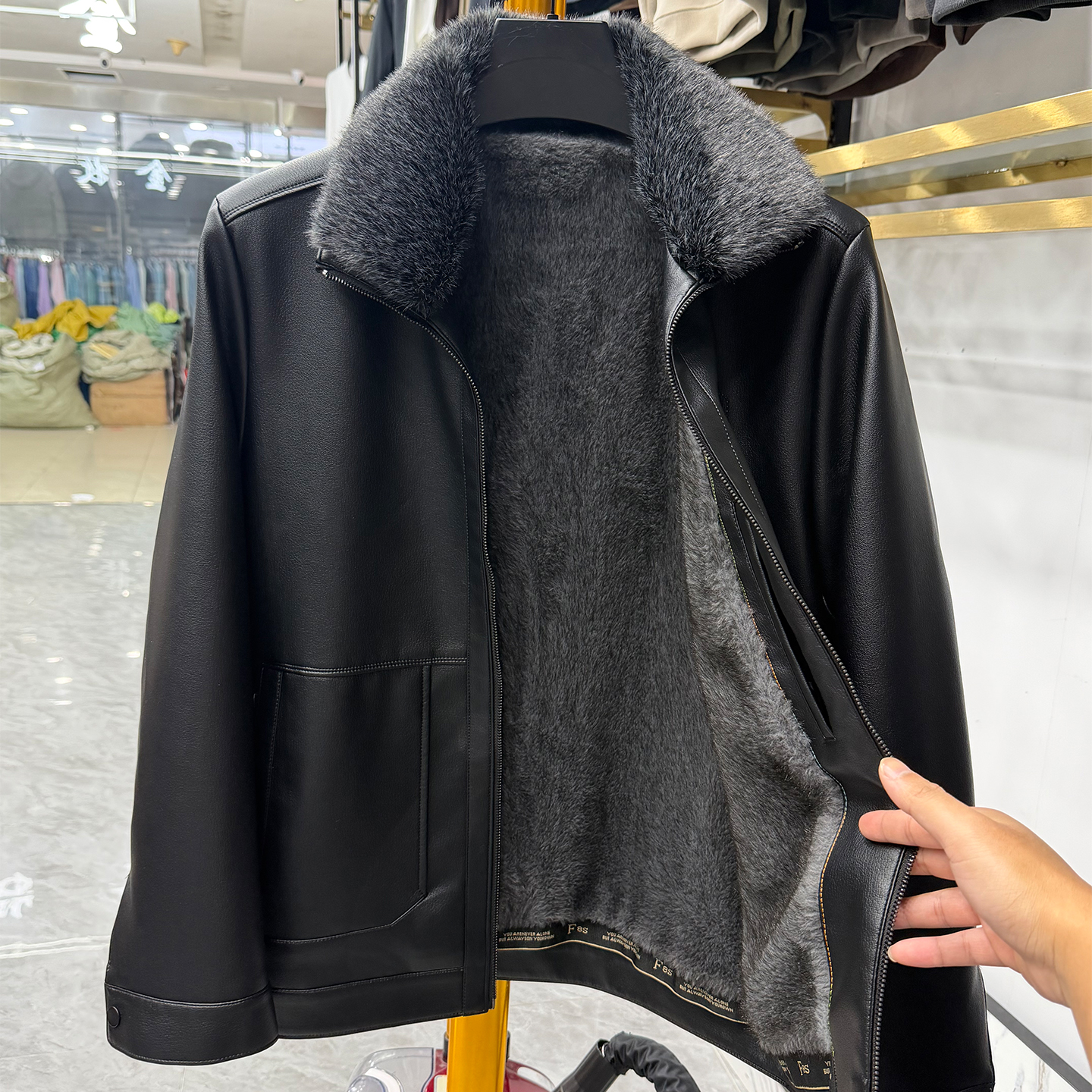 黑色翻领皮毛一体！PU皮衣男