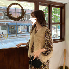 Real shot and real price with bottomed long sleeve floral mid length dress + imitation lamb wool vest vest vest jacket