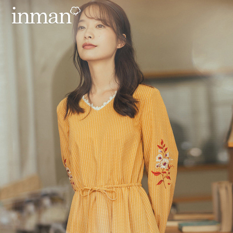 茵曼格子长袖连衣裙法式过膝茶歇裙2020秋装新款V领绣花收腰长裙
