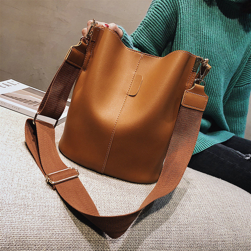 ins风大包包女大容量2020秋冬新款潮时尚百搭宽带斜跨网红水桶包