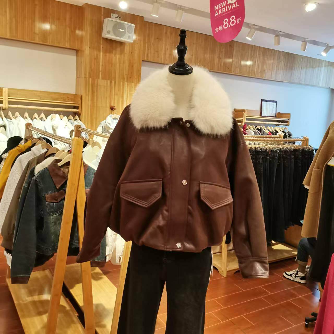MLC美丽穿皮衣女短款2025年冬季新款皮毛一体女款加绒皮夹克外套
