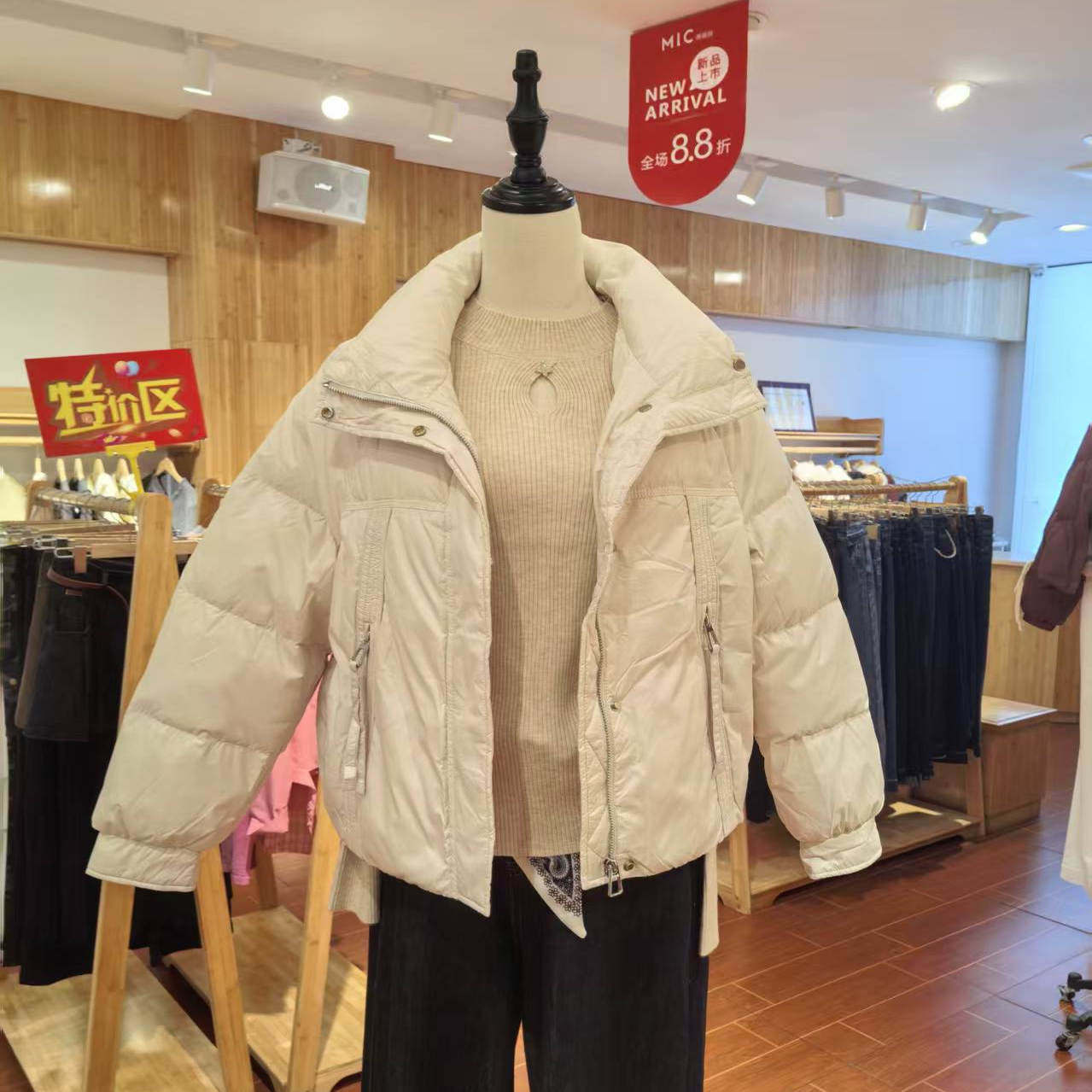 MLC美丽穿2025新款短款立领羽绒服女冬季面包服宽松外套米白色