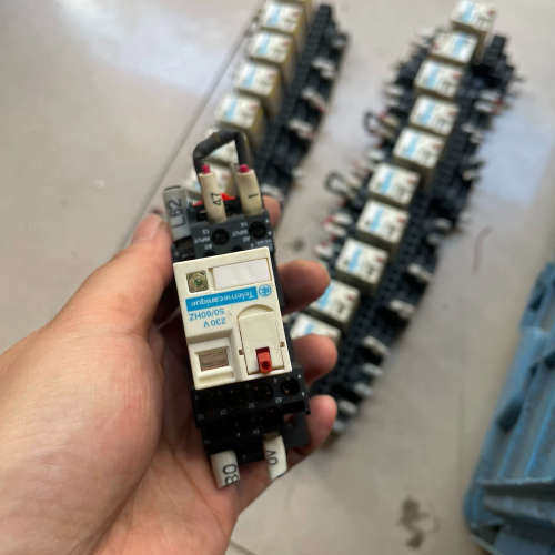 继电器！RXM2AB2P7！配RXZE2M114底座，