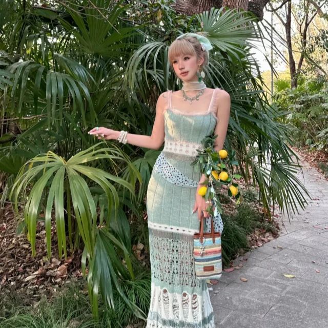 蓝白配夏季新款法式复古气质收腰显瘦吊带连衣裙女设计感小众长裙