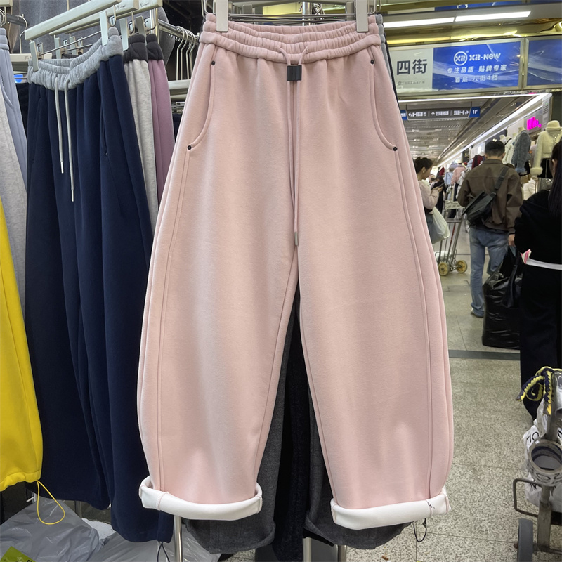 红色减龄卫裤松紧腰弯刀裤