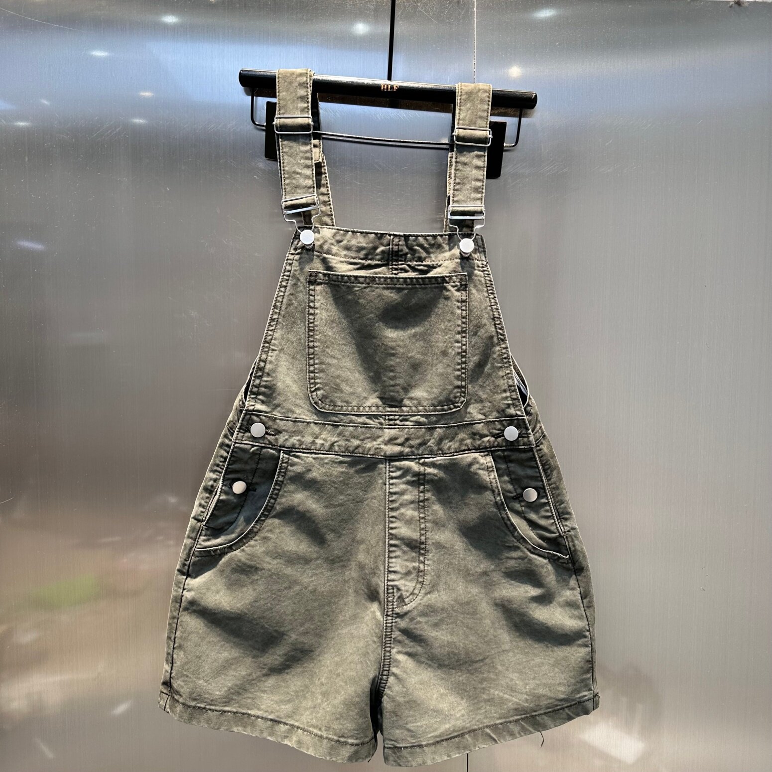 牛仔背带裤女夏季宽松减龄军绿色阔腿短裤小个子水洗裤子
