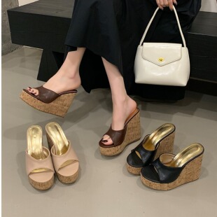 12cm辣妹一字带坡跟凉拖鞋女2026春夏松糕木纹防水台露趾高跟鞋