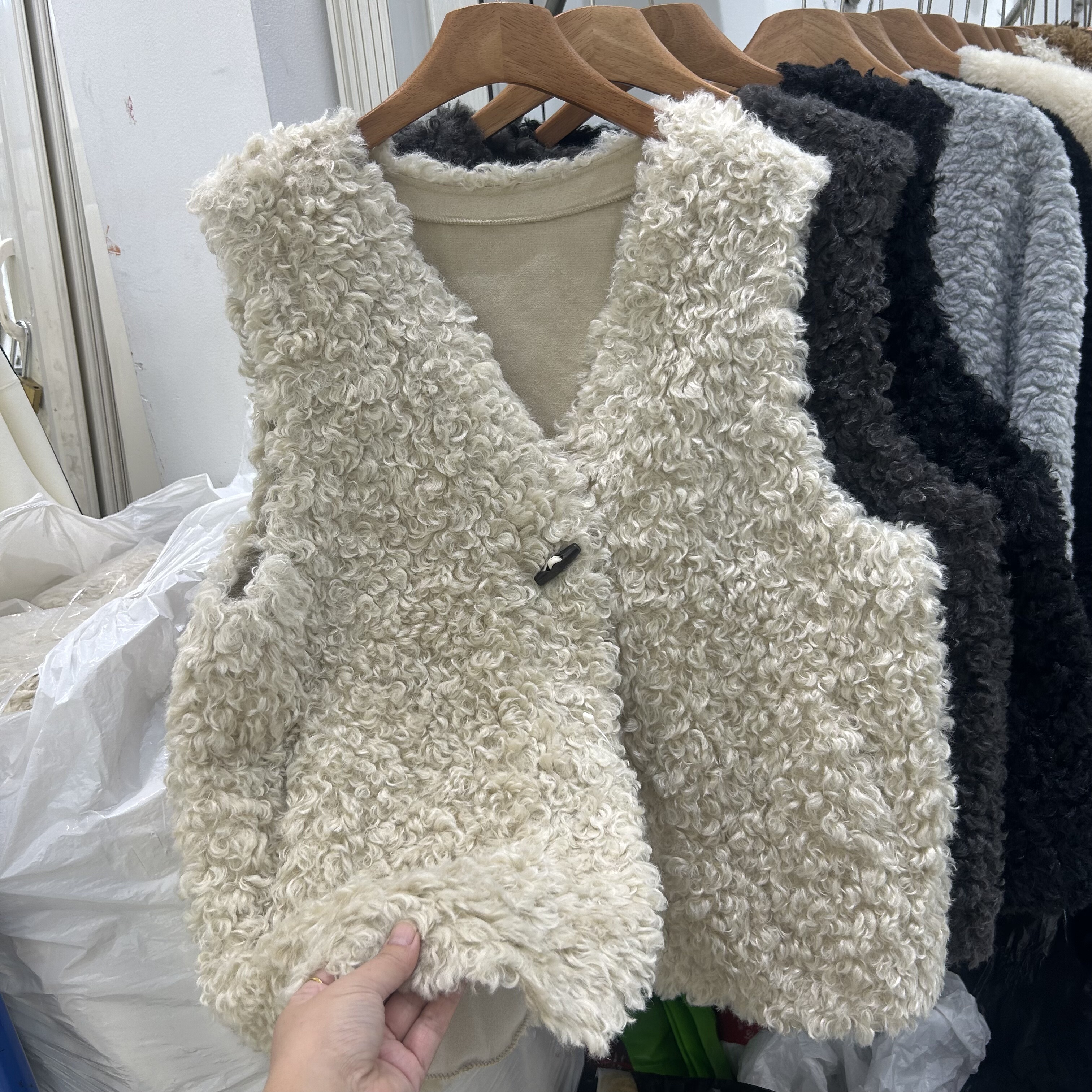 韩系羊羔毛马甲女2025冬新款设计感皮毛一体外套毛毛绒马夹背心潮