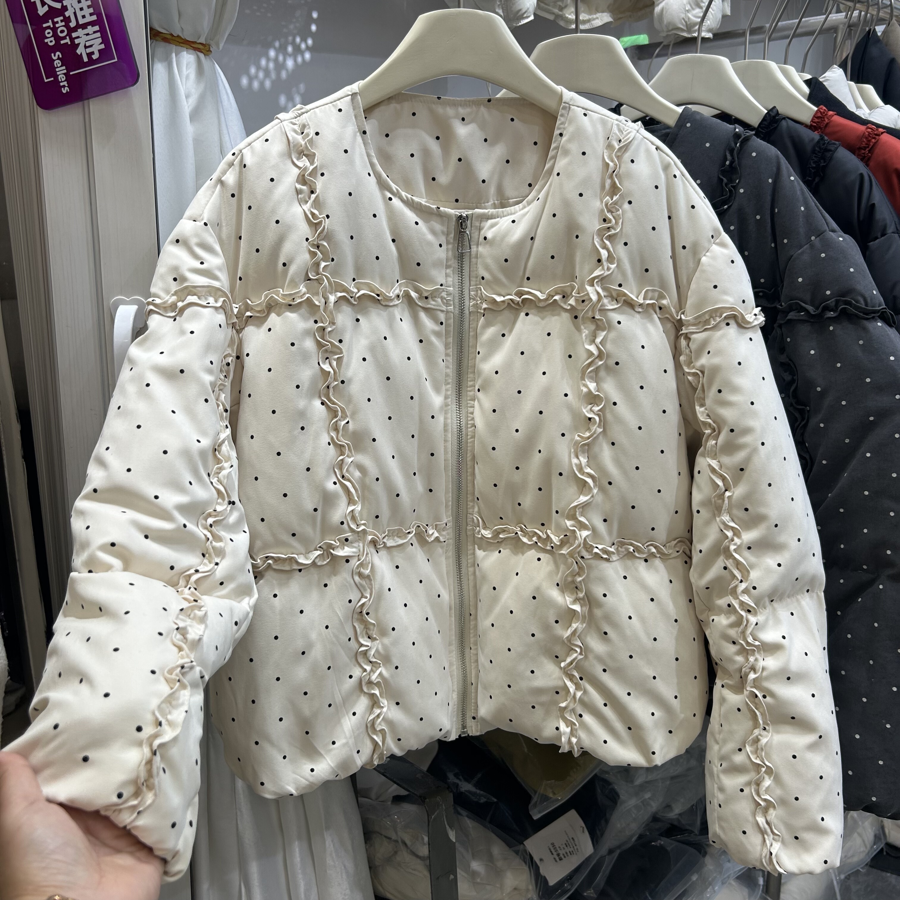 2025冬季韩版圆领波点木耳花边短款羽绒服女洋气减龄面包服外套潮