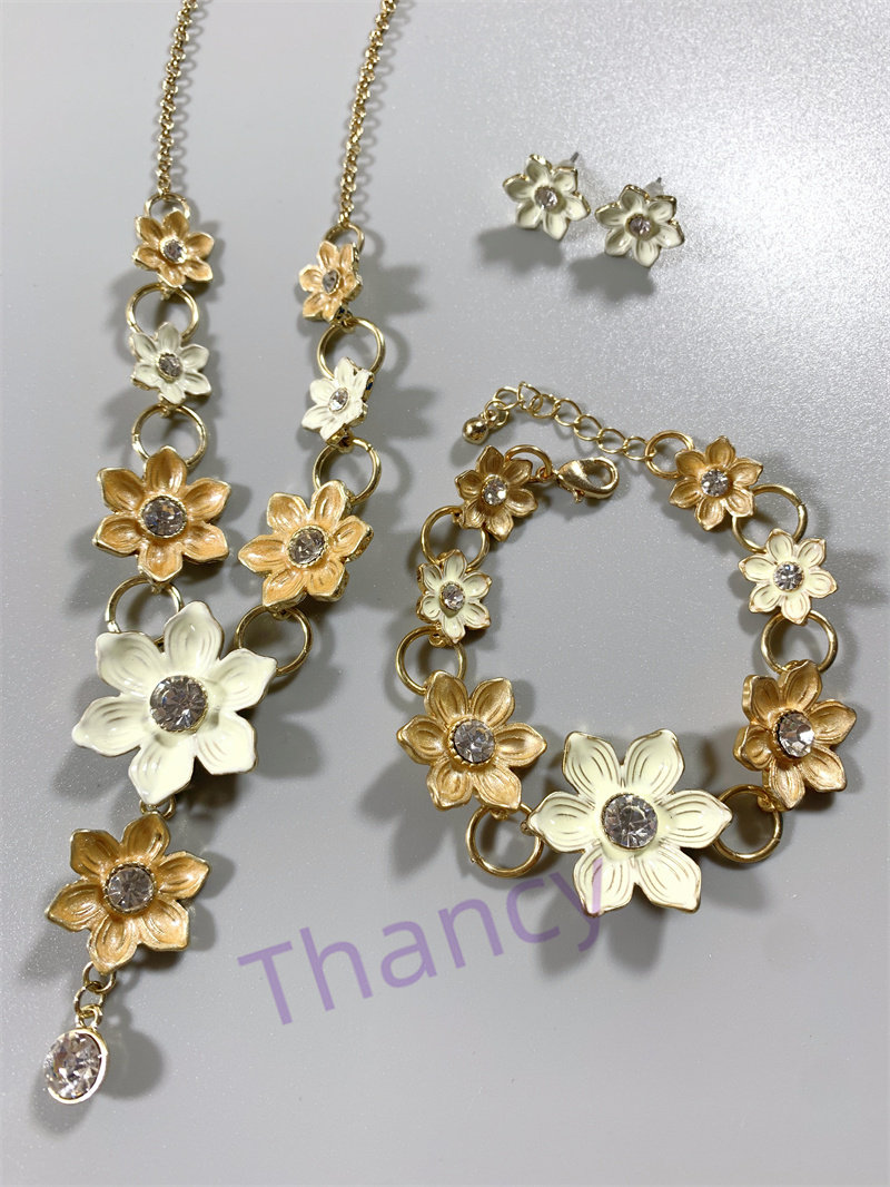 PILGRIM卡其米白色珐琅花朵套装