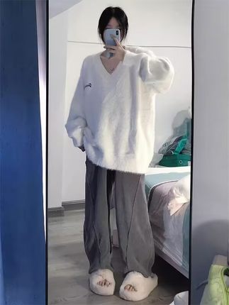 温柔水貂绒慵懒宽松针织上衣秋冬新款韩系别致加厚套头V领毛衣女