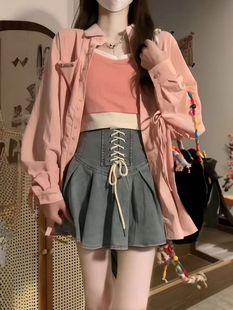 粉色防晒衫 吊带 穿搭一整套高腰绑带牛仔短裙女学生 2024开春新款