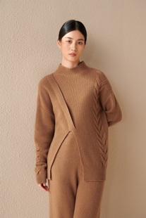 GIRFUNCHI歌凡琦女士半高领上衣2023秋冬纯色坑条开叉套头衫棕色