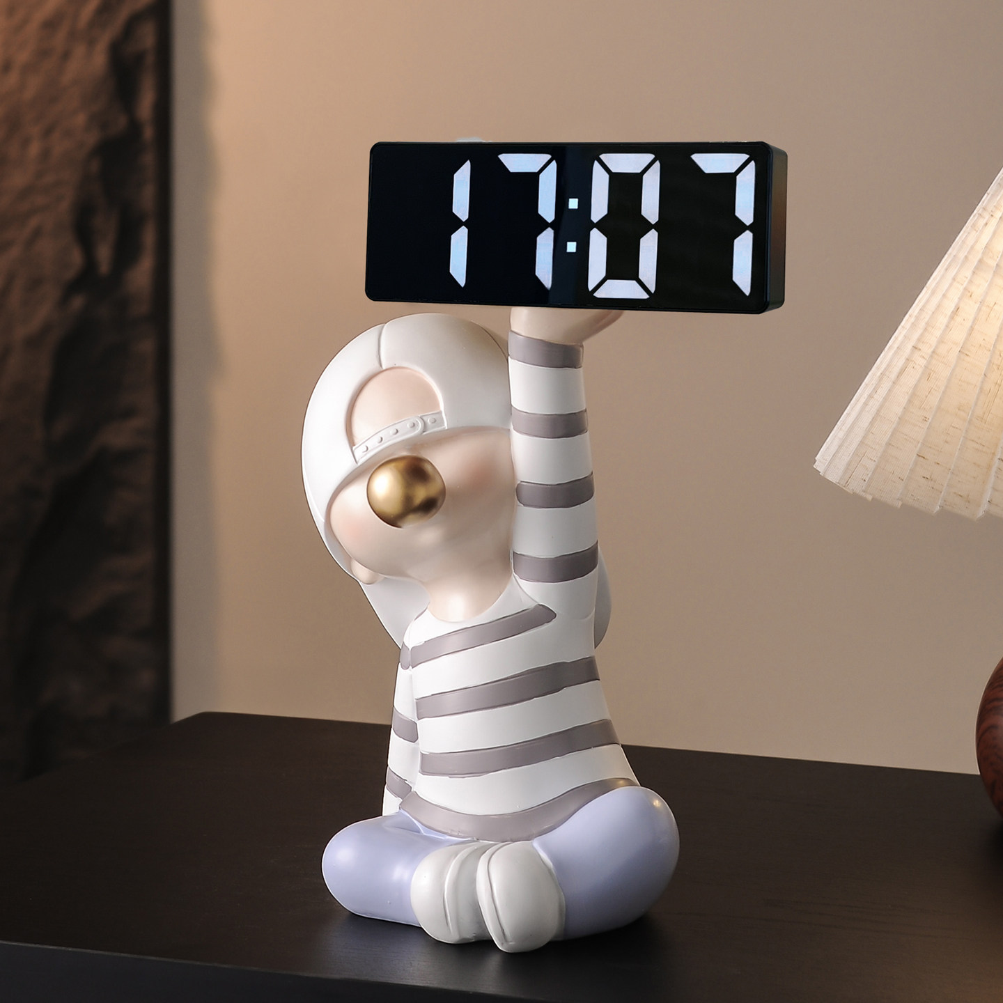 现代吹泡泡男孩闹钟摆件电子时钟表摆台式闹钟桌面客厅家居装饰品