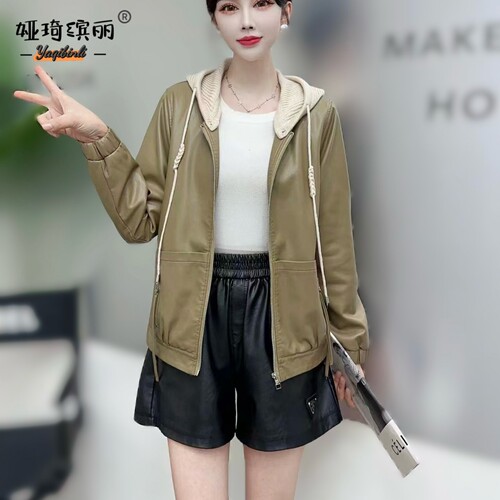 时尚皮衣女短款外套秋冬新款中年妈妈休闲宽松海宁皮夹克连帽上衣