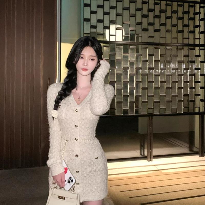 秋冬款针织小香风V领长袖连衣裙设计感小众打底内搭毛衣包臀裙女