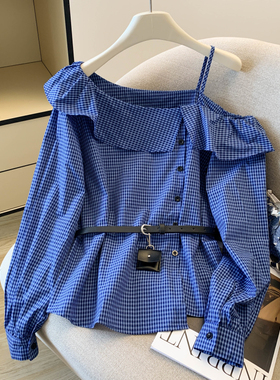 配腰带斜领露肩蓝色格子衬衫女春装设计不规则荷叶边别致长袖上衣