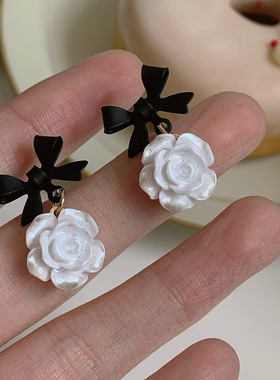 没有耳洞也能戴 黑色蝴蝶结立体白色玫瑰花耳钉耳夹气质温柔通勤